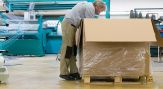 Beispiel 1: Das Herausnehmen von Spulen aus Palettenkartons war vor allem bei den unteren Lagen ergonomisch ungünstig. Ein Palettenheber mit Kippfunktion schaffte Abhilfe